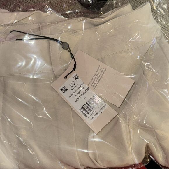 Cinq à Sept NWT Corinna Crochet Lace Shorts in Light Plaster size 14 - Picture 12 of 12